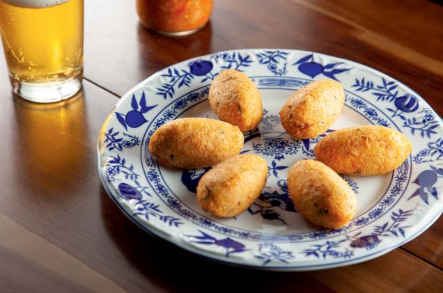 Bolinho de bacalhau: com bom equilíbrio na quantidade de batata e peixe Bolinho de bacalhau: com bom equilíbrio na quantidade de batata e peixe