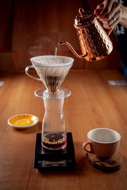 O café coado naHario V60 é umadas opções da casa O café coado naHario V60 é umadas opções da casa