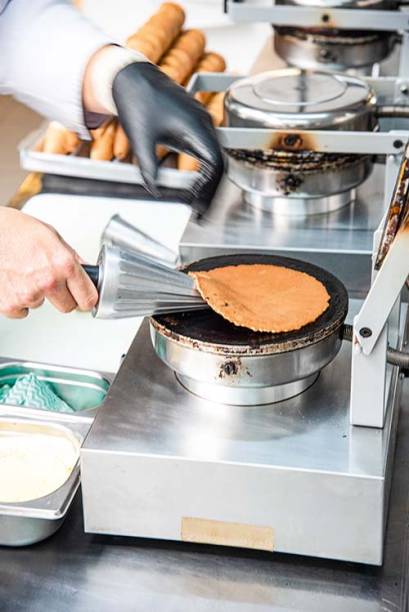 Casquinha em quatro passos: 2. A massa cozinha e virauma espécie de panqueca Casquinha em quatro passos: 2. A massa cozinha e virauma espécie de panqueca