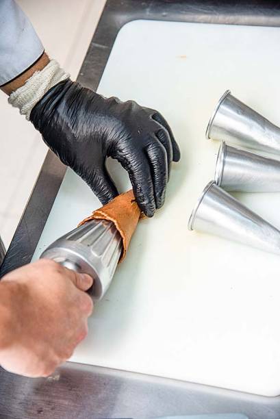 Casquinha em quatro passos: 3. Ainda macio, o disco émoldado em forma de cone Casquinha em quatro passos: 3. Ainda macio, o disco émoldado em forma de cone