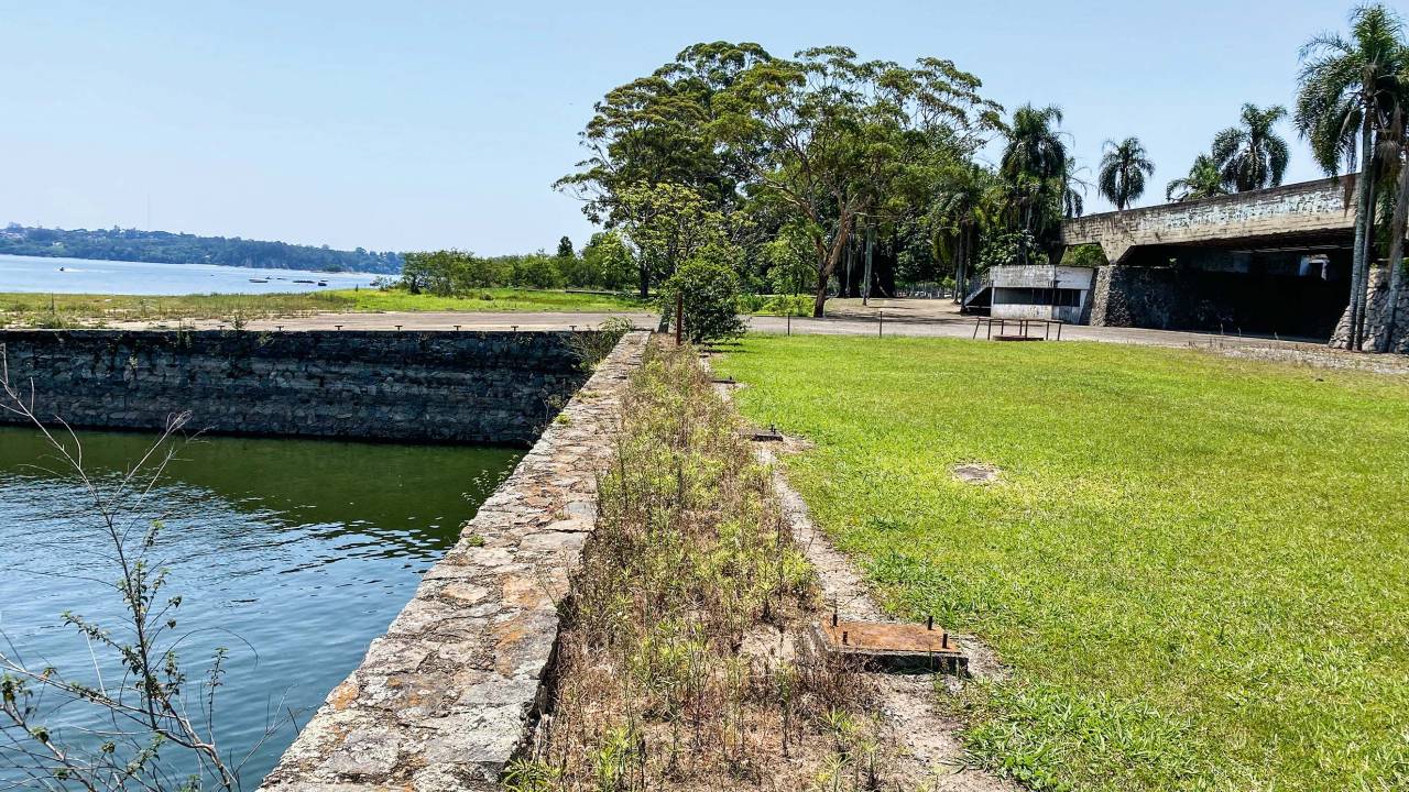 Ruínas do antigo Santapaula Iate Clube: trinta anos de abandono