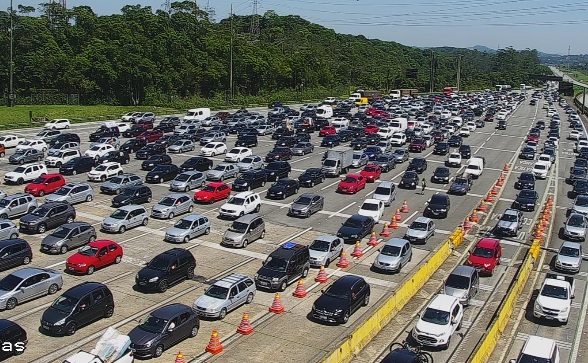 Pedágio do km 32 da Imigrantes: filas antes e depois
