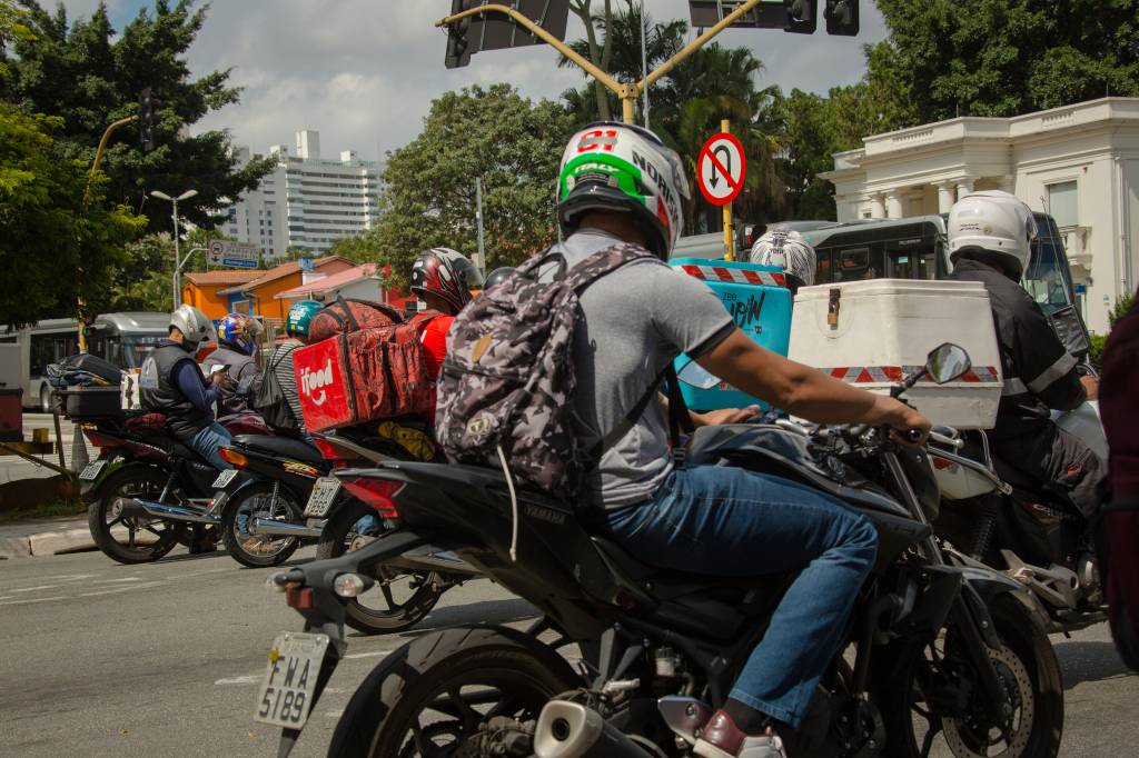 Apps tentam barrar projeto que obriga uso de placa vermelha nas motos