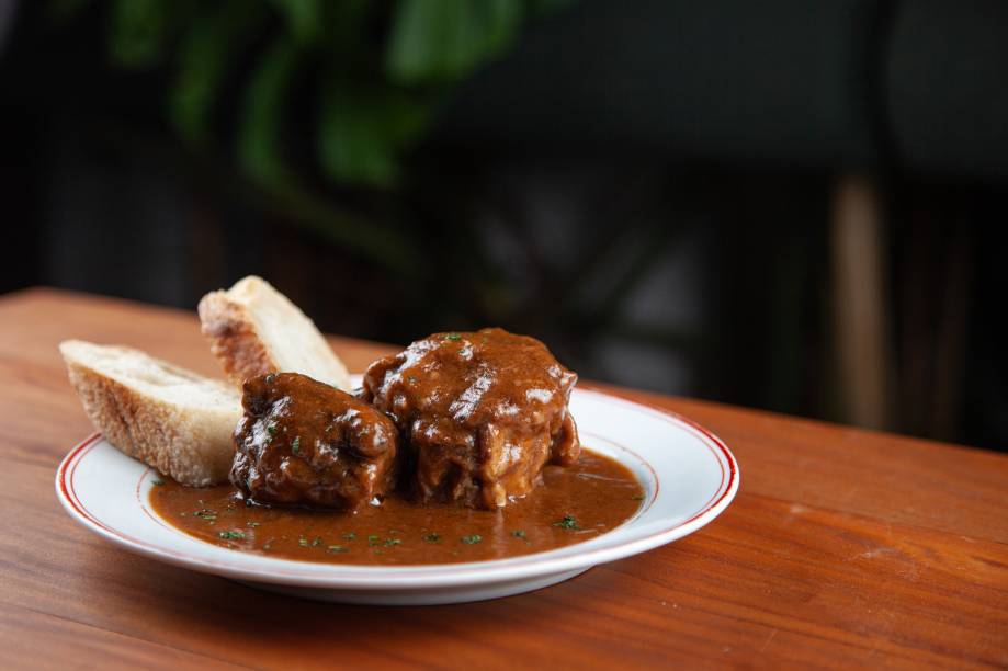 Rabo de toro: rabada ao vinho tinto com bastante molho Rabo de toro: rabada ao vinho tinto com bastante molho