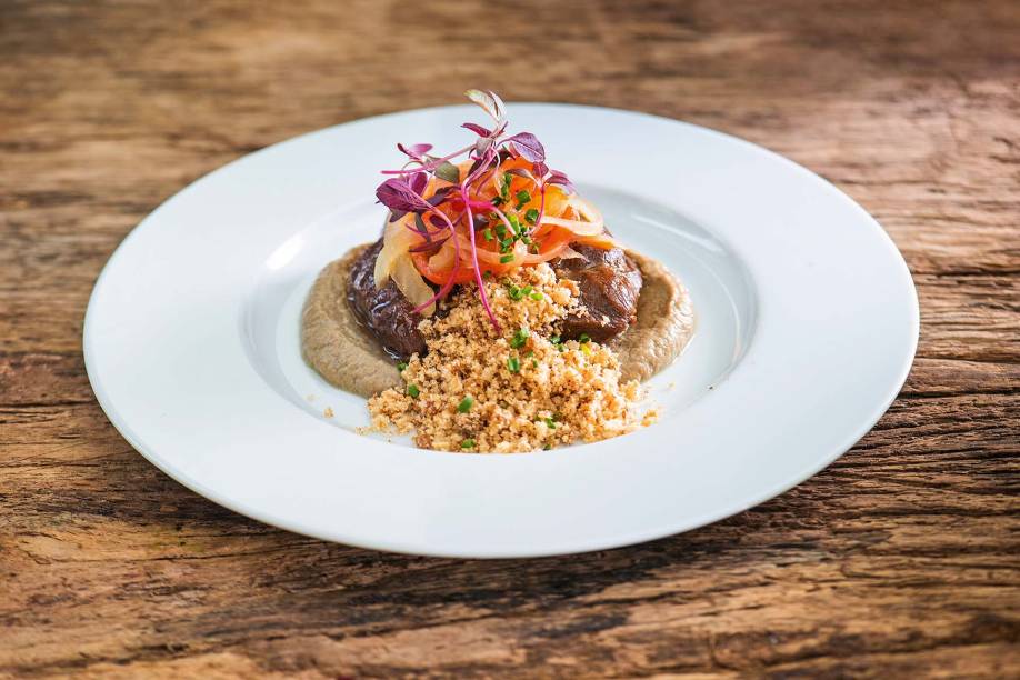 Bochecha de javali com cogumelos trufados e farofa de torresmo Bochecha de javali com cogumelos trufados e farofa de torresmo