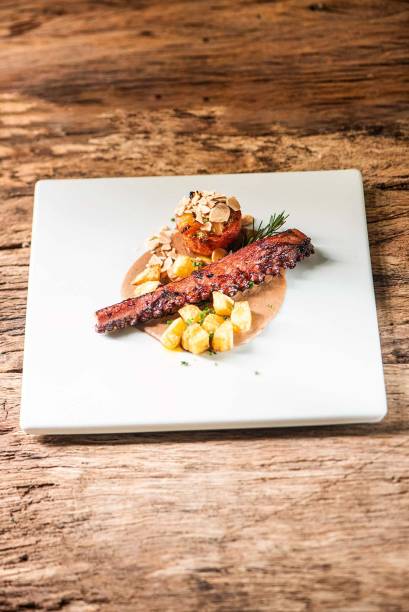 Polvo selado no azeite, tomate recheado com damasco e alecrim Polvo selado no azeite, tomate recheado com damasco e alecrim