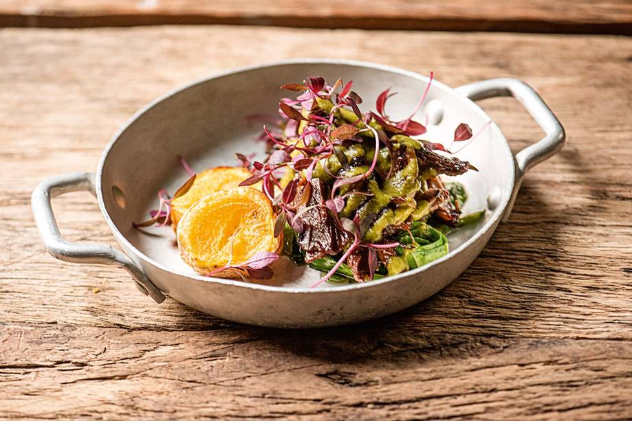 Cordeiro em lascas , emulsão de hortelã e mandioquinhas assadas Cordeiro em lascas , emulsão de hortelã e mandioquinhas assadas