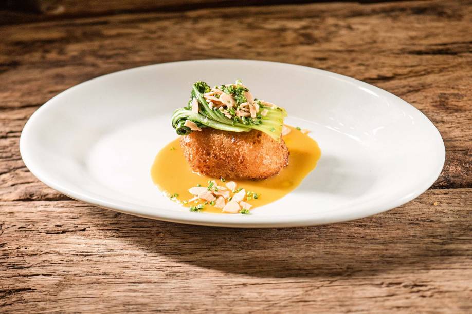 Bacalhau empanado com creme de laranja, acelga chinesa e amêndoas Bacalhau empanado com creme de laranja, acelga chinesa e amêndoas