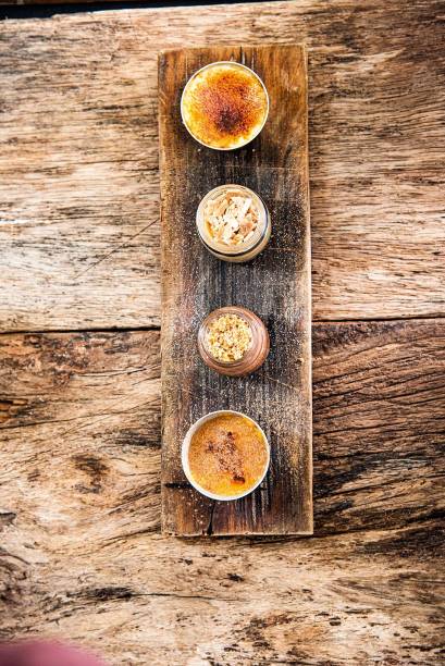 Creme queimado, musse de chocolate meio amargo com compota de jabuticaba e baba de camelo Creme queimado, musse de chocolate meio amargo com compota de jabuticaba e baba de camelo