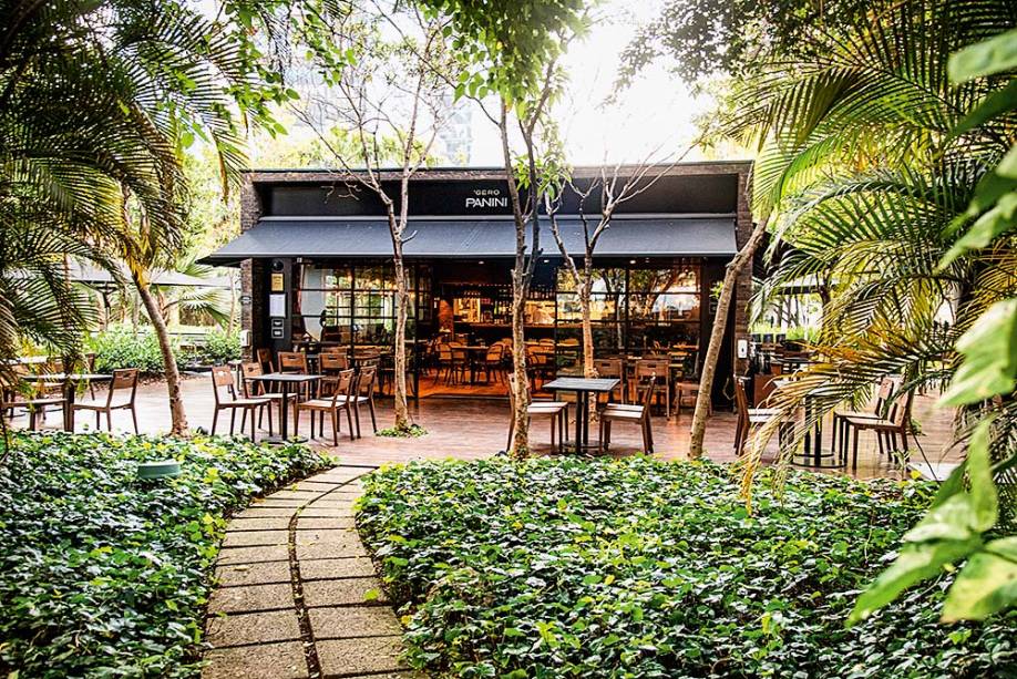 Embora fique entre edifícios comerciais, a unidade do Itaim Bibi dá vista para um agradável jardim Embora fique entre edifícios comerciais, a unidade do Itaim Bibi dá vista para um agradável jardim