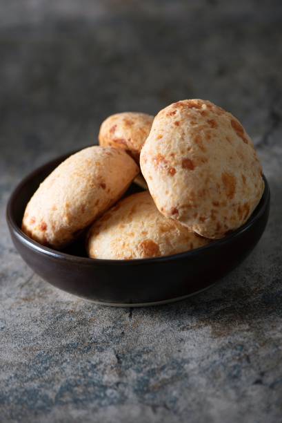Pães de queijo: de sabor intenso, é feito a partir dequeijos meia-cura e parmesão Pães de queijo: de sabor intenso, é feito a partir dequeijos meia-cura e parmesão
