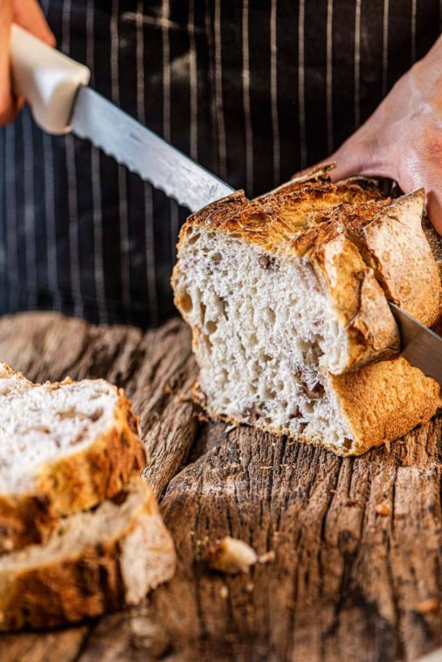 Pão de fôrma com nozes: de interior úmido e casquinha crocante, é vendido inteiro para fatiar Pão de fôrma com nozes: de interior úmido e casquinha crocante, é vendido inteiro para fatiar