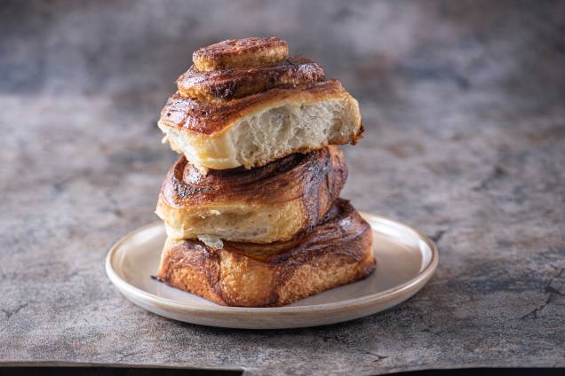 Cinnamon rolls: a massa fofinha com especiarias é enrolada e glaceada Cinnamon rolls: a massa fofinha com especiarias é enrolada e glaceada
