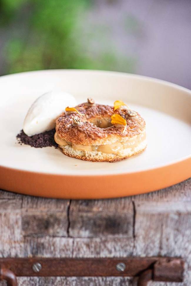 Paris-brest: com creme de café com gel de gengibre e sorvete de caramelo salgado