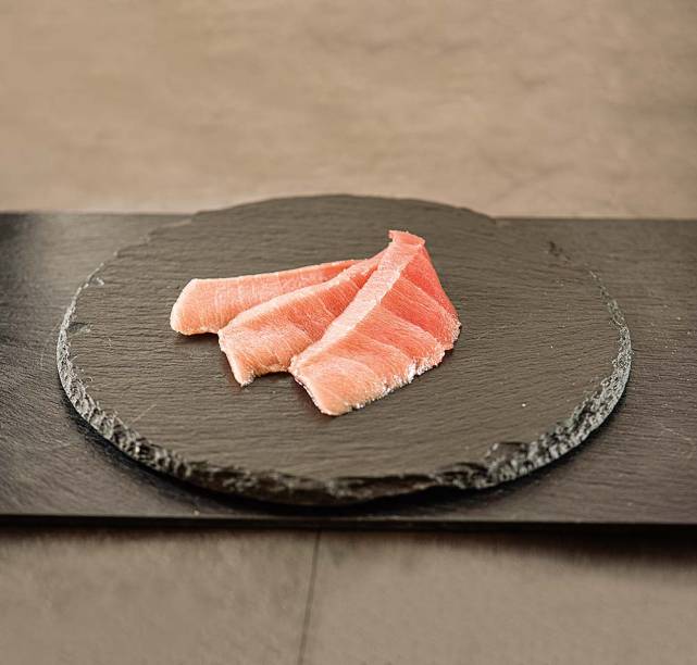Sashimi de toro: atum gordo fatiado Sashimi de toro: atum gordo fatiado