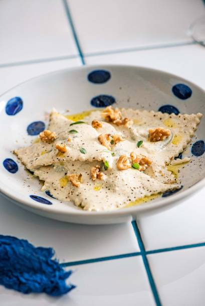 Panzotti recheada de folhas pancs e ricota ao molho de nozes Panzotti recheada de folhas pancs e ricota ao molho de nozes