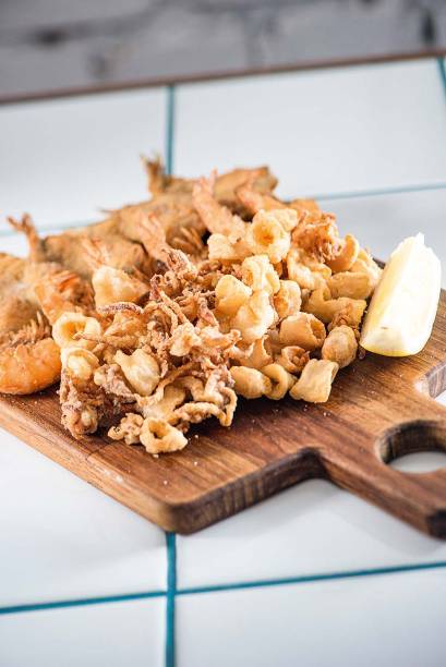 Frito misto: tentadoramente sequinho, composto de baby lula, camarão e manjubinha Frito misto: tentadoramente sequinho, composto de baby lula, camarão e manjubinha