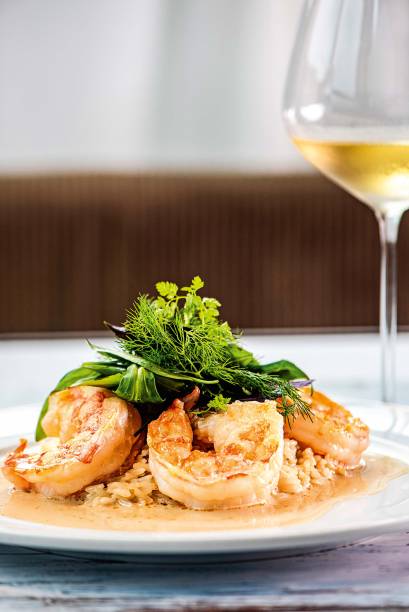 O camarão comarroz ao molho de champanhe reúne sutileza e riqueza de sabor O camarão comarroz ao molho de champanhe reúne sutileza e riqueza de sabor