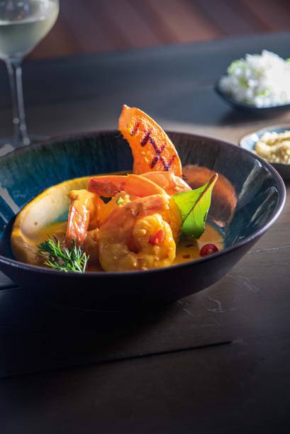 Camarão: lâminas de abóbora ao molho de moqueca com farinha de mandioca bragantina Camarão: lâminas de abóbora ao molho de moqueca com farinha de mandioca bragantina