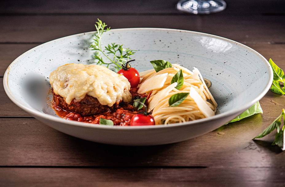 Massa com polpetone Massa com polpetone