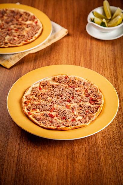 A esfirra esticadinha tem massa macia — a sugestão é que se coma dobrada A esfirra esticadinha tem massa macia — a sugestão é que se coma dobrada