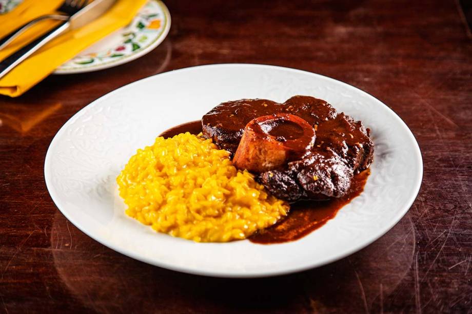 Ossobuco é servido com risoto de açafrão