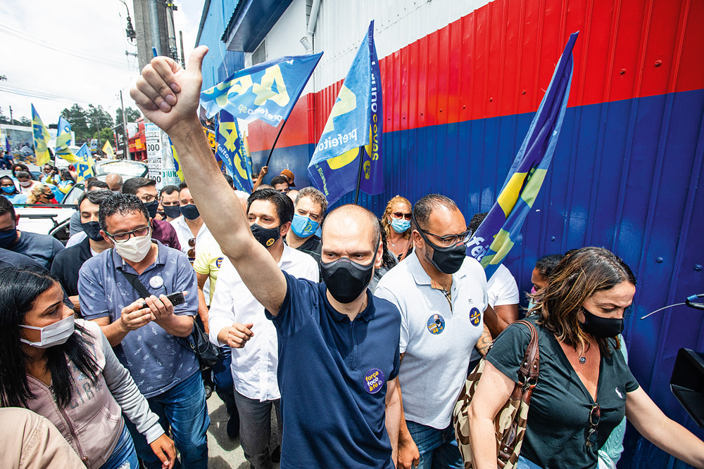 “O senhor bota a mão no fogo pelo seu vice?”, questiona Boulos a Covas