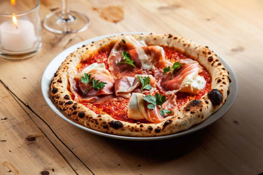 São bento: presunto cru, parmesão, burrata e folhas de salsa São bento: presunto cru, parmesão, burrata e folhas de salsa