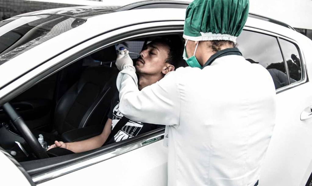 Casos confirmados de Covid na capital mais do que dobram em uma semana