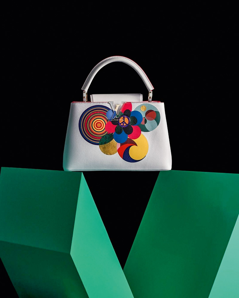 Bolsa Milhazes Vuitton Beatriz Milhazes Bolsa Milhazes-Vuitton: a colaboração da artista com a marca Louis Vuitton é mais um capítulo de seu flerte com a moda. Ela também é amiga do estilista Christian Lacroix