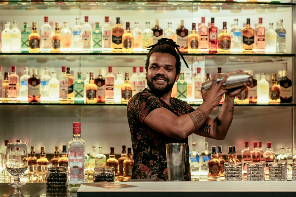 Influenciador digital vence reality show de drinques com homenagem à mãe