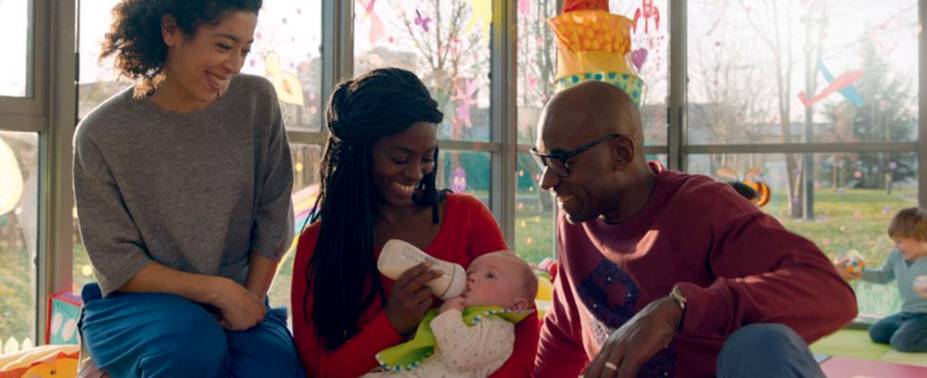 Ele Até Tem Seus Olhos mostra bebê branco adotado por paisnegros: situaçõesde preconceito Ele Até Tem Seus Olhos mostra bebê branco adotado por paisnegros: situaçõesde preconceito