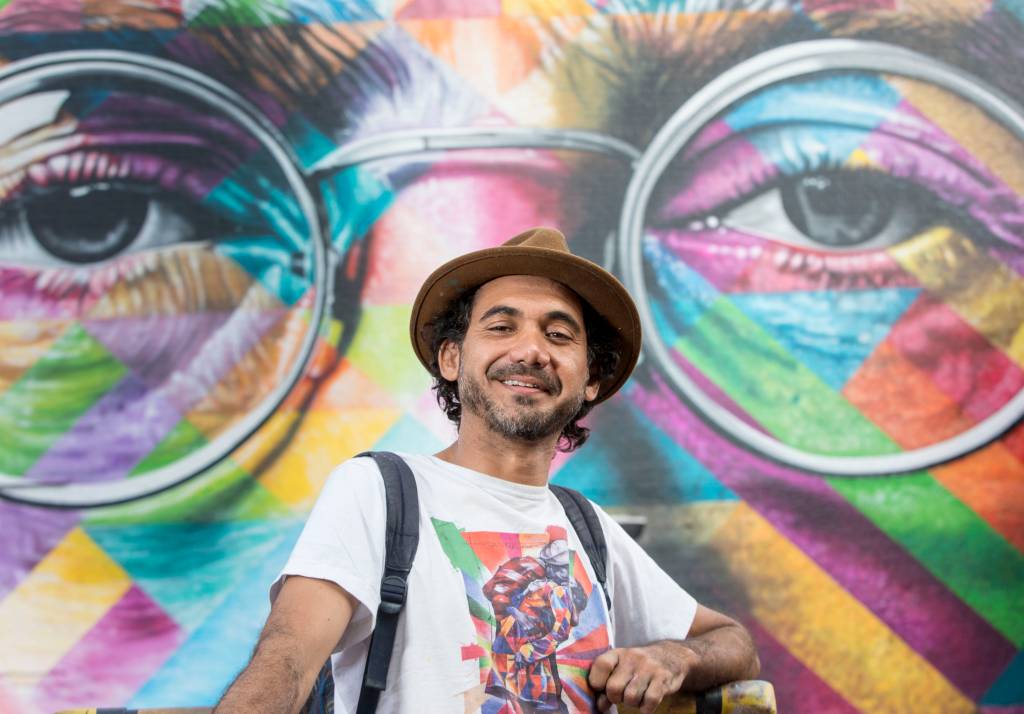 Eduardo Kobra restaura mural e cria mapa de obras em São Paulo