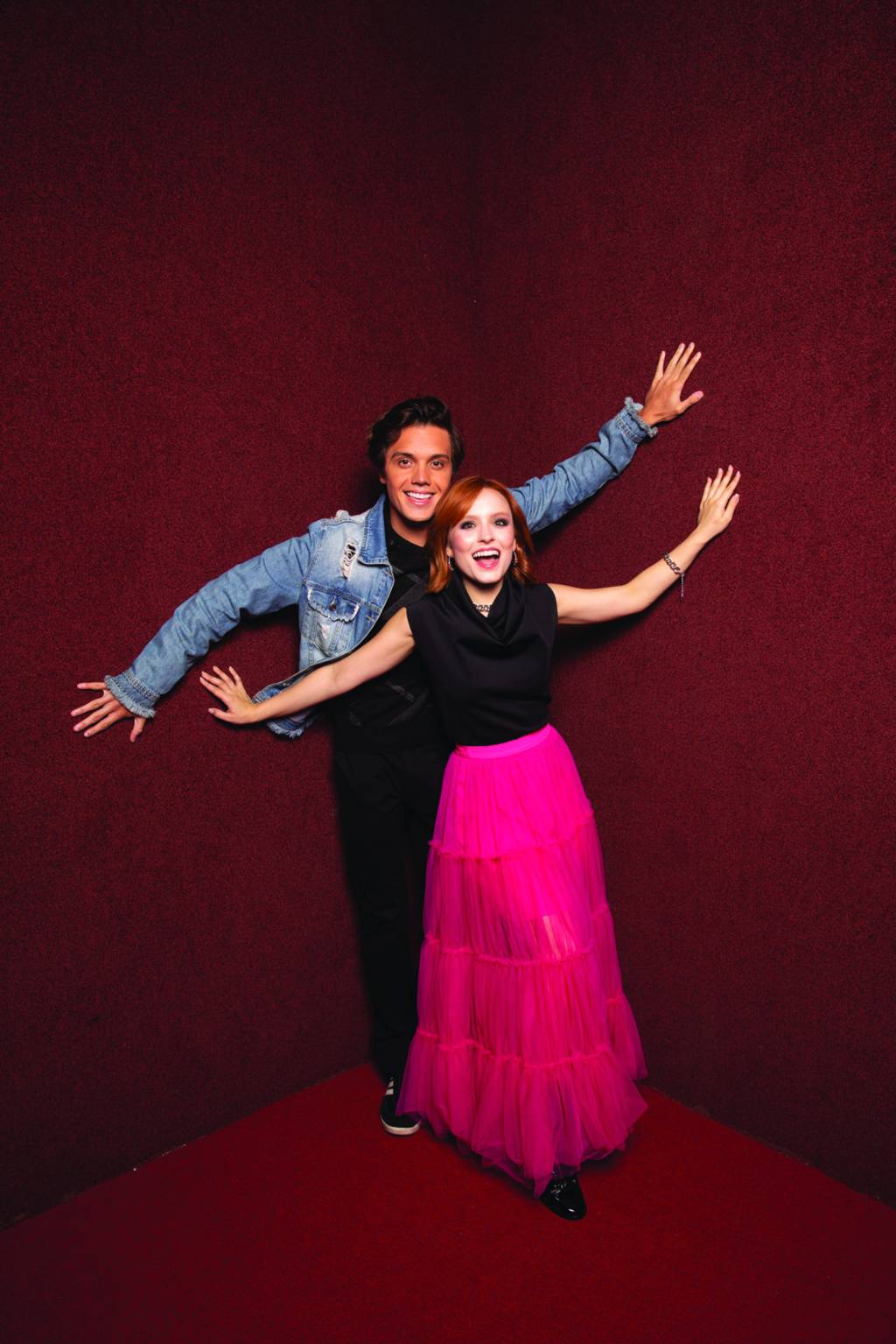 Larissa Manoela e namorado Léo Cidade apresentam musical on-line juntos