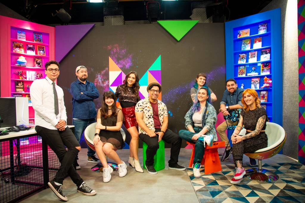 animes loading Elenco do Loading, da esquerda para a direita (sem máscara apenas para a foto): Fábio Gomes, Jefferson Kayo, Thais Matsufugi, Fernanda Pineda, Clayton Ferreira, Ana Penilhas Barbara Gutierrez, Chandy Teixeira e Mariana Ayrez