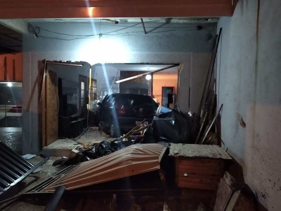 Motorista perde controle do carro e invade casa em Sorocaba