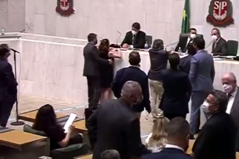Imagem mostra momento em que o deputado Fernando Cury passa a mão na região dos seios da deputada Isa Penna
