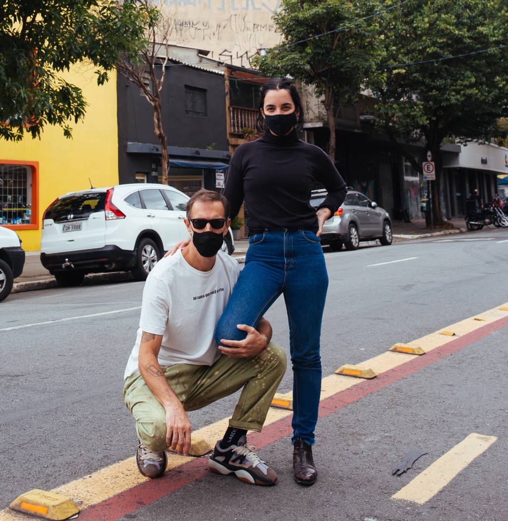Dupla de artista cria mural esperançoso em Pinheiros