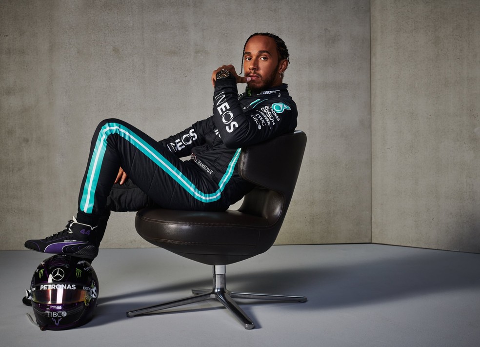 Lewis Hamilton é condecorado com título de cavaleiro no Reino Unido