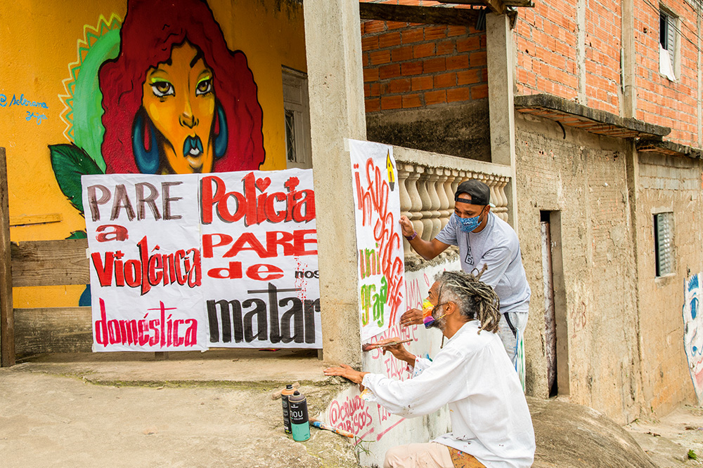 Veja SP Neri pintando cartazes junto com alunos do projeto Imargem