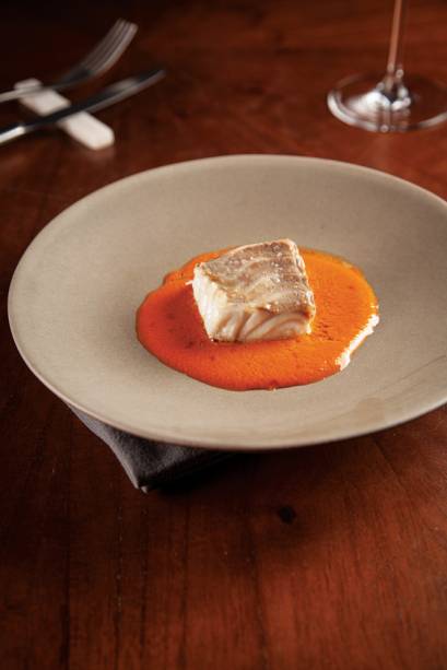 Cherne grelhado ao molho de tomate com mexilhão Cherne grelhado ao molho de tomate com mexilhão