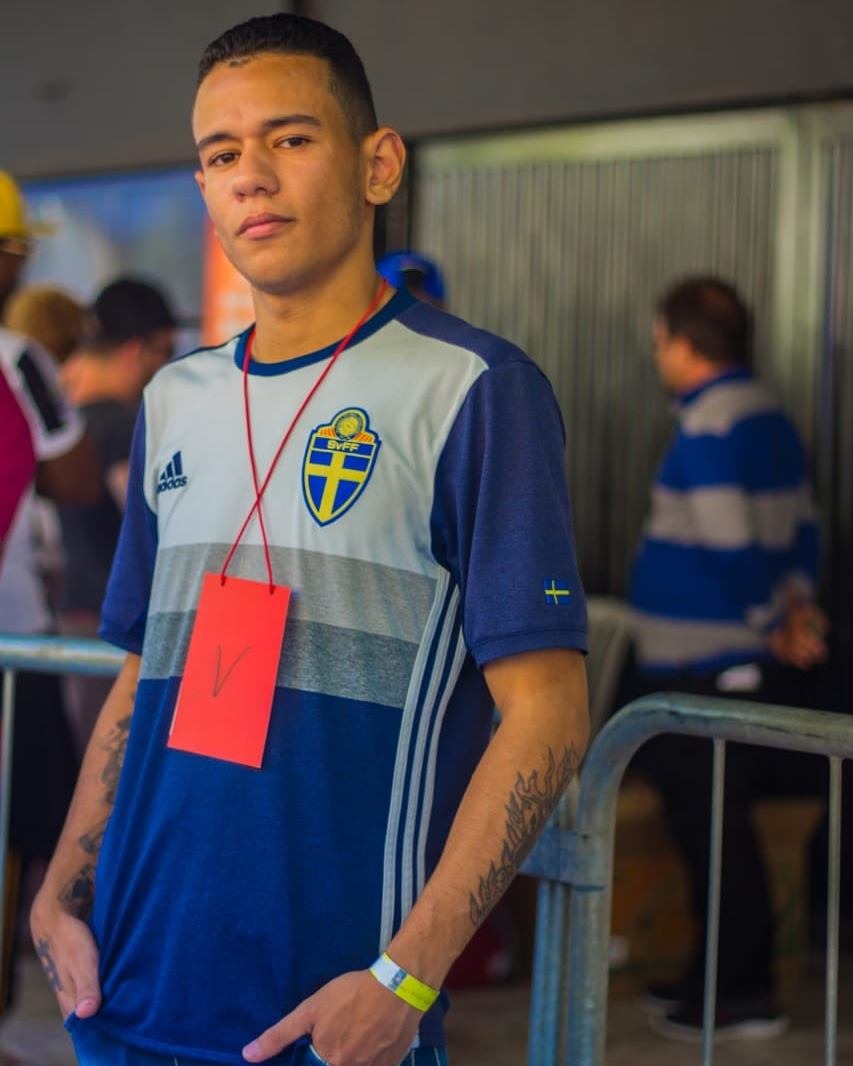 Felipe com a camisa da Su&eacute;cia