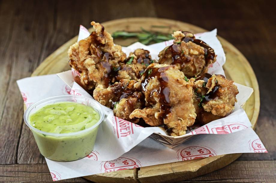 Karaage: frango frito como aperitivo Karaage: frango frito como aperitivo