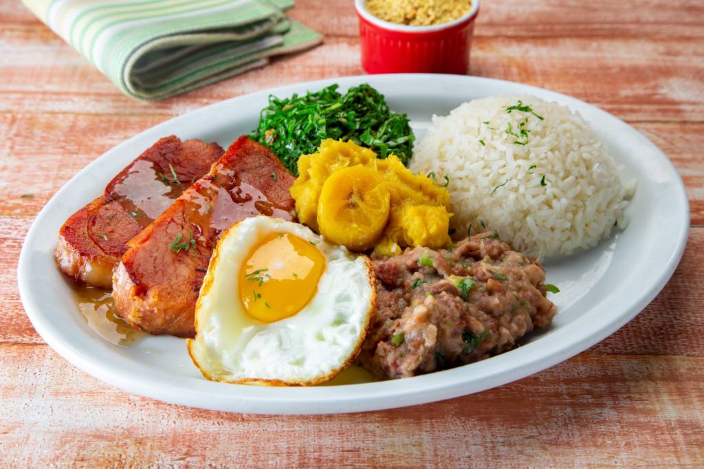 Virado à paulista – Maria Augusta Virado à paulista: com pancetta assada, purê de banana-da-terra, couve-manteiga refogada, arroz, tutu de feijão e ovo frito