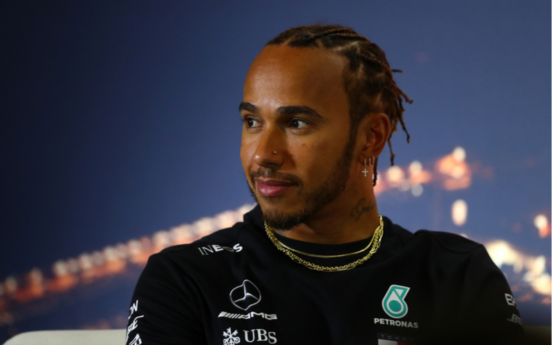 Lewis Hamilton usa capacete com homenagem a Ayrton Senna