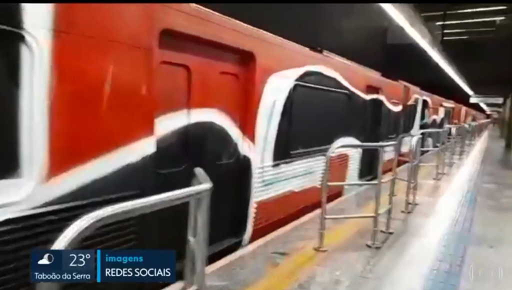 Todos os vagões de um trem do Metrô são pichados na Vila Madalena