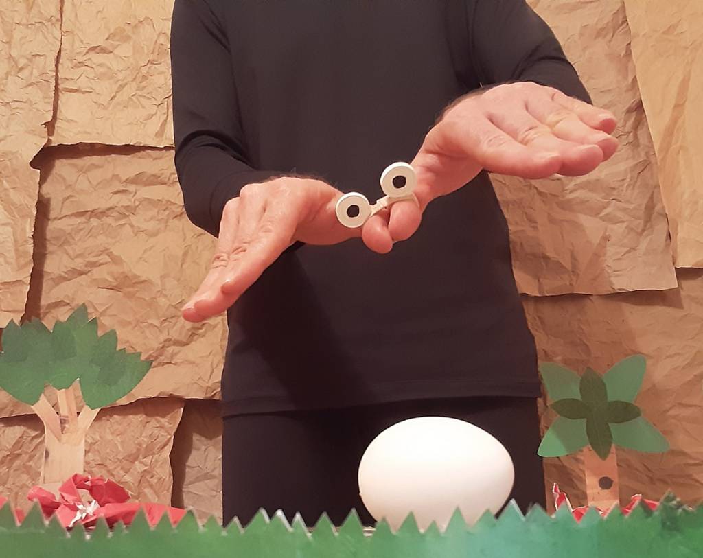 O Dinossauro e a Borboleta Duas mãos formando uma borboleta, com dois olhinhos prendendo os dois dedões