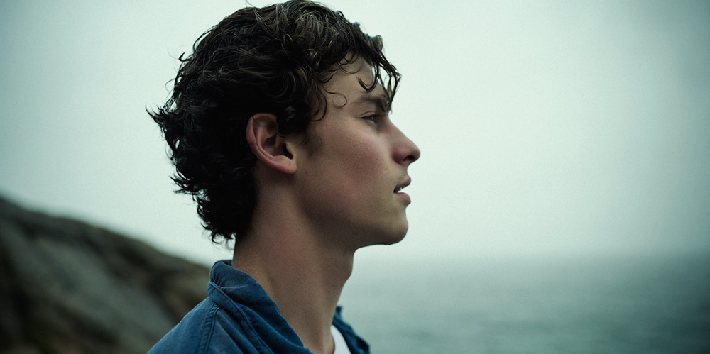 Shawn Mendes in Wonder.jpg Vista de lado do cantor Shawn Mender