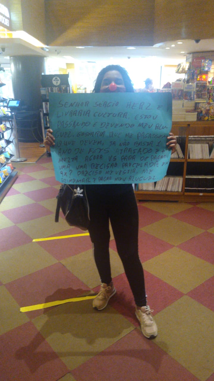Livraria Cultura Imagem mostra mulher na unidade Paulista da Livraria Cultura, protestando contra atrasos trabalhistas