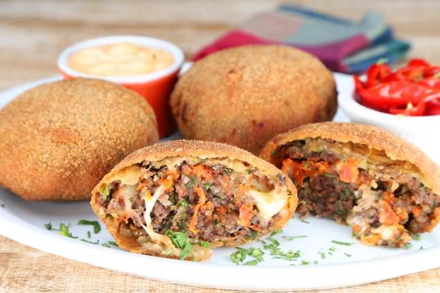 Bem montado: recheado de muçarela, embrulhado em fina fatia de berinjela empanada Bem montado: recheado de muçarela, embrulhado em fina fatia de berinjela empanada